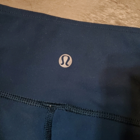 Lululemon reversible pants. Blur. Grey and yellow flowers on a side. Size 6. 32" - Picture 5 of 15